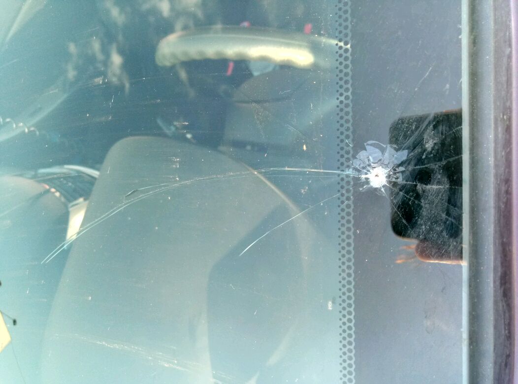 Трещина на лобовом стекле автомобиля. Стекла лобового 3581agahmvz6t. Скол на лобовом стекле. Сколы и трещины на лобовом стекле. Скол лобового стекла.