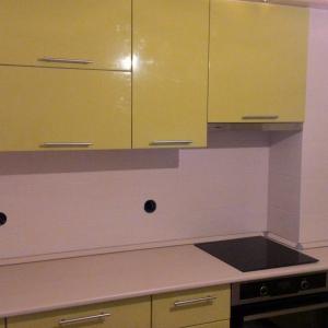 У нас угловая кухня, и очень сложно показать всю кухню на одном фото. Поэтому что-то среднее