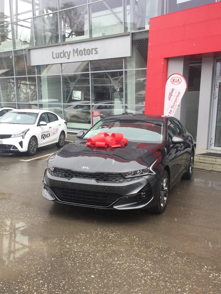 Lucky motors екатеринбург. Kia k5 Red. Киа к5 красная. Машина Киа к5 красная. Киа к 5 с красным бантом.