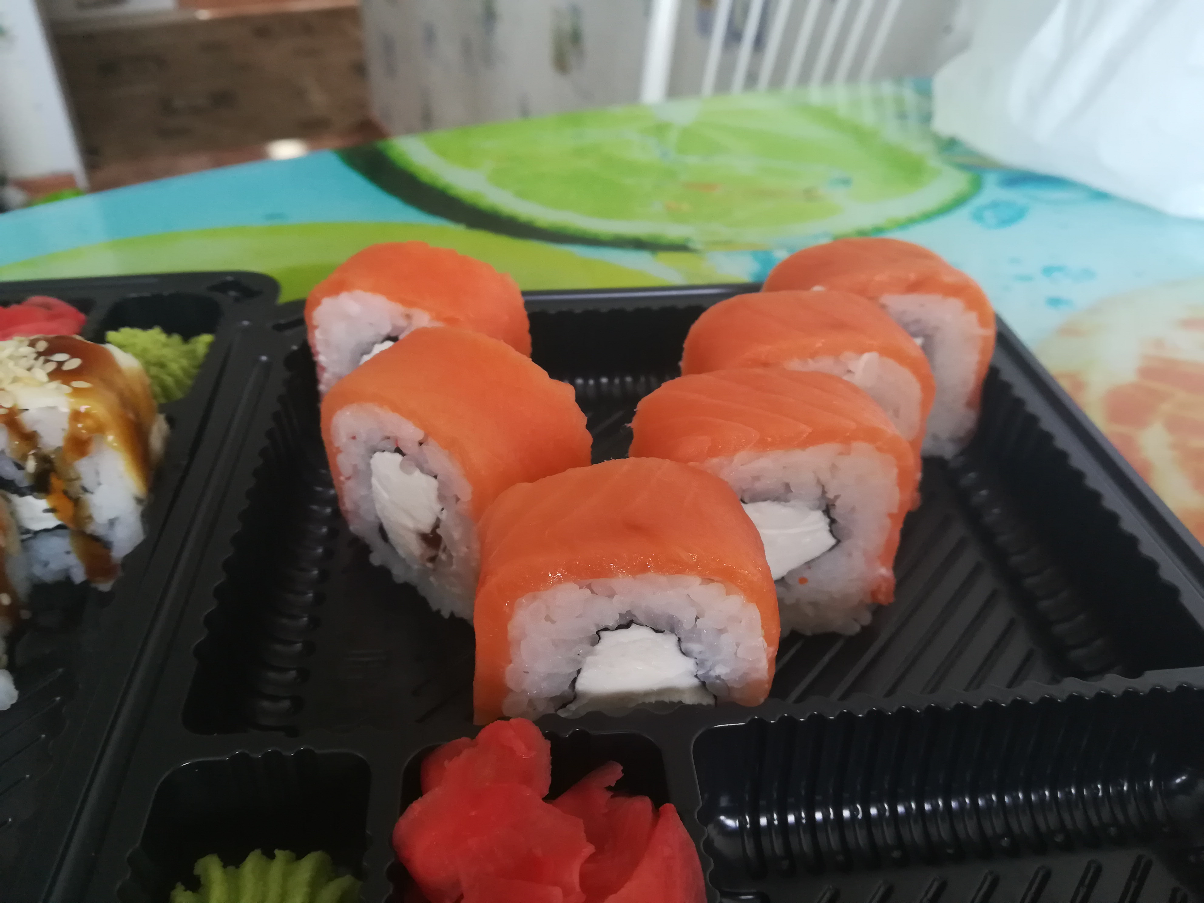 Суши всеволожск. Sushi Fusion Строгино. Филадельфия Фьюжн роллы. Суши Фьюжн Выселки. Японские суши Фьюжн.