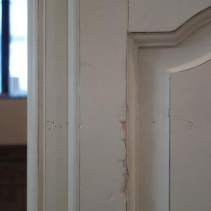 По мнению продавца, именно так должна выглядеть мебель в стиле Прованс.