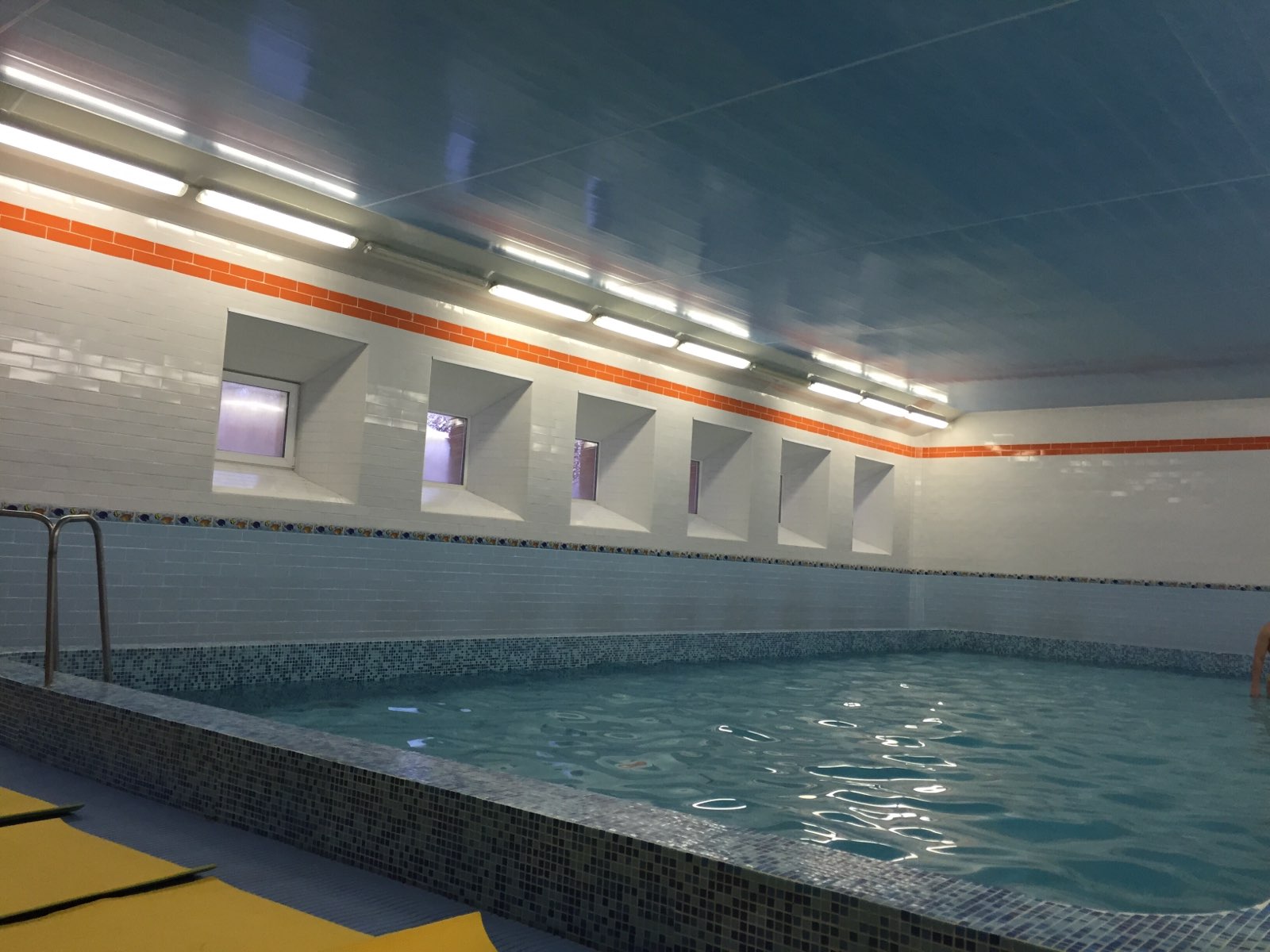 Гостевой дом малахит. Отели геленджика с крытым бассейном. Малахит анапа благовещенская. Гостиница малахит челябинск. Малахит бассейн.