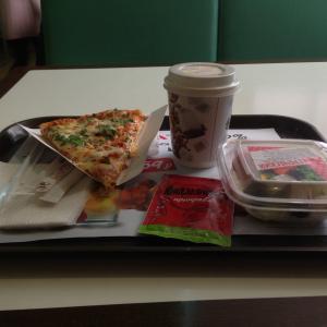 Pizza Mia на пр. Ленина, 83.  На фото: Пицца Баварская, салат "Греческий", кофе Американо.