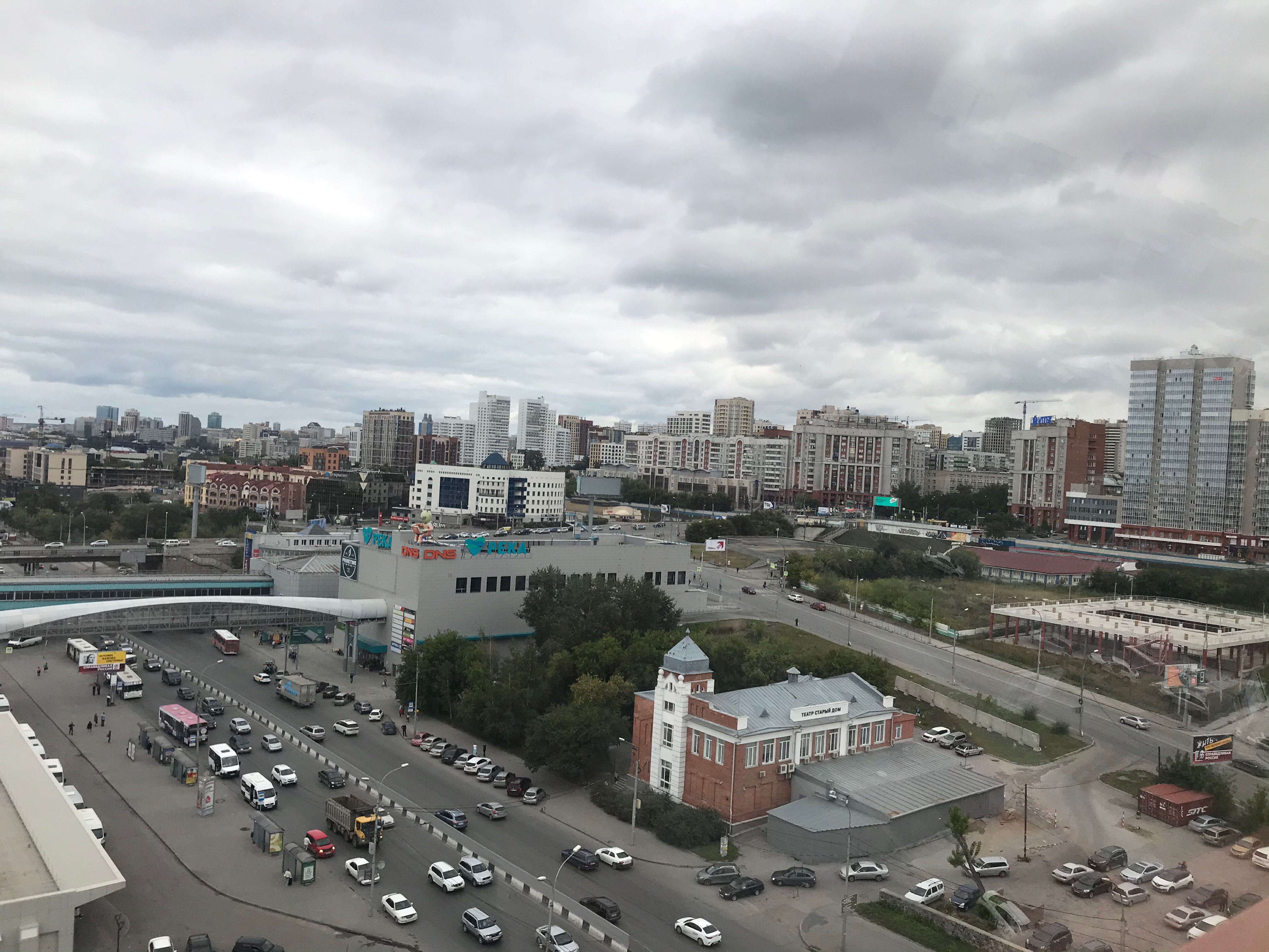 Михайловская набережная новосибирск большевистская улица 12б. Г. Улица большевистская новосибирск фото. Новосибирск дом с колесом на речном. Михайловская набережная новосибирск большевистская улица 12б.