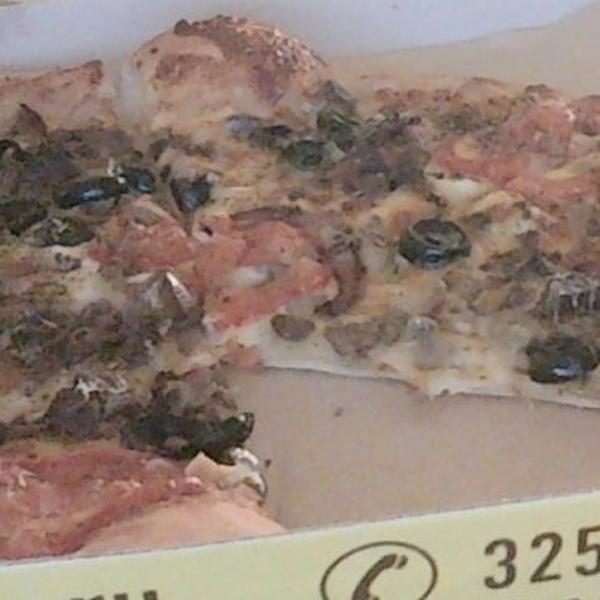 Пицца с коричневыми хрустящими краешками))