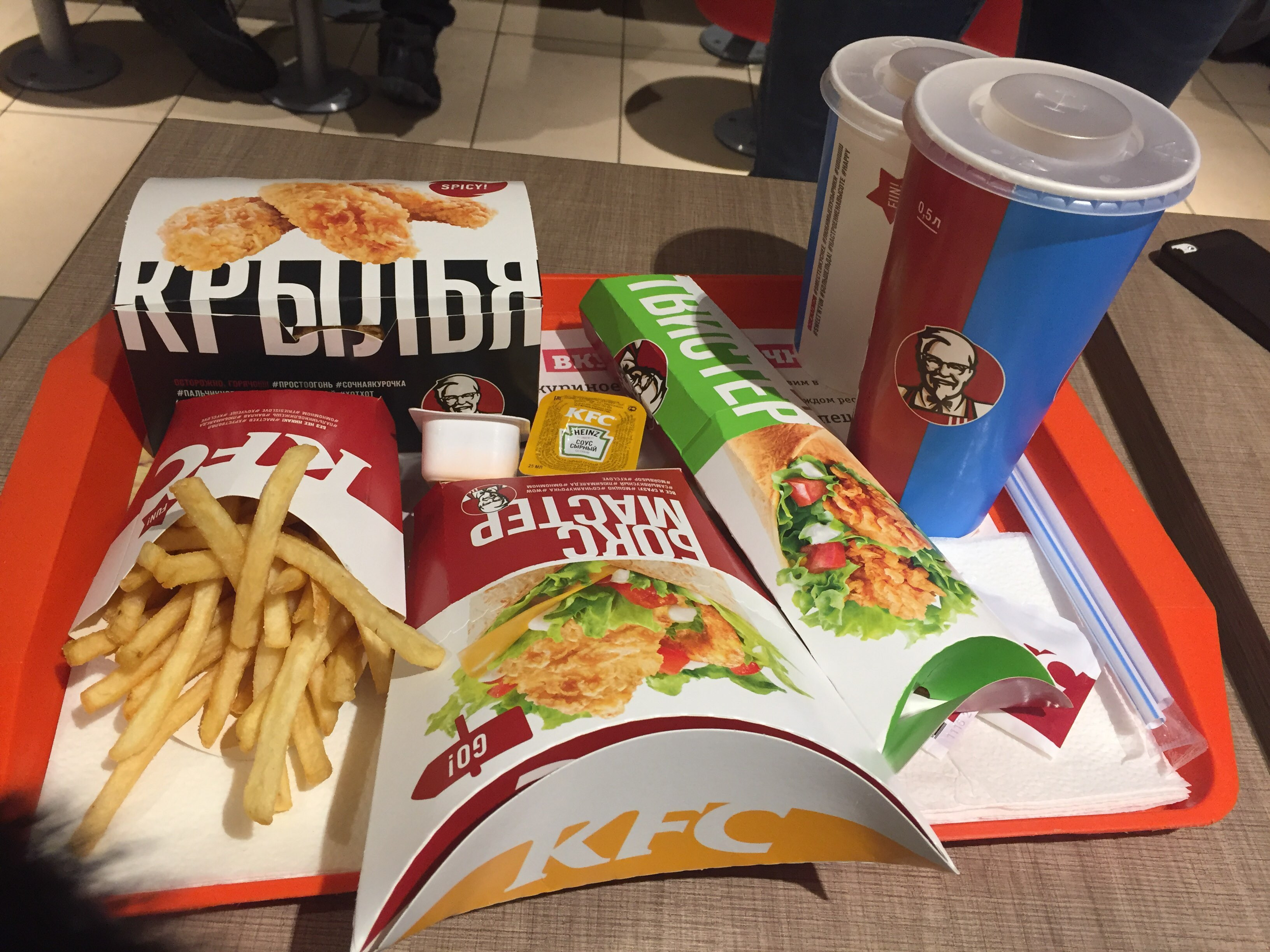 Еда кемерово. KFC еда. Обед в КФС. Фотографии еды из КФС. KFC стол с едой.