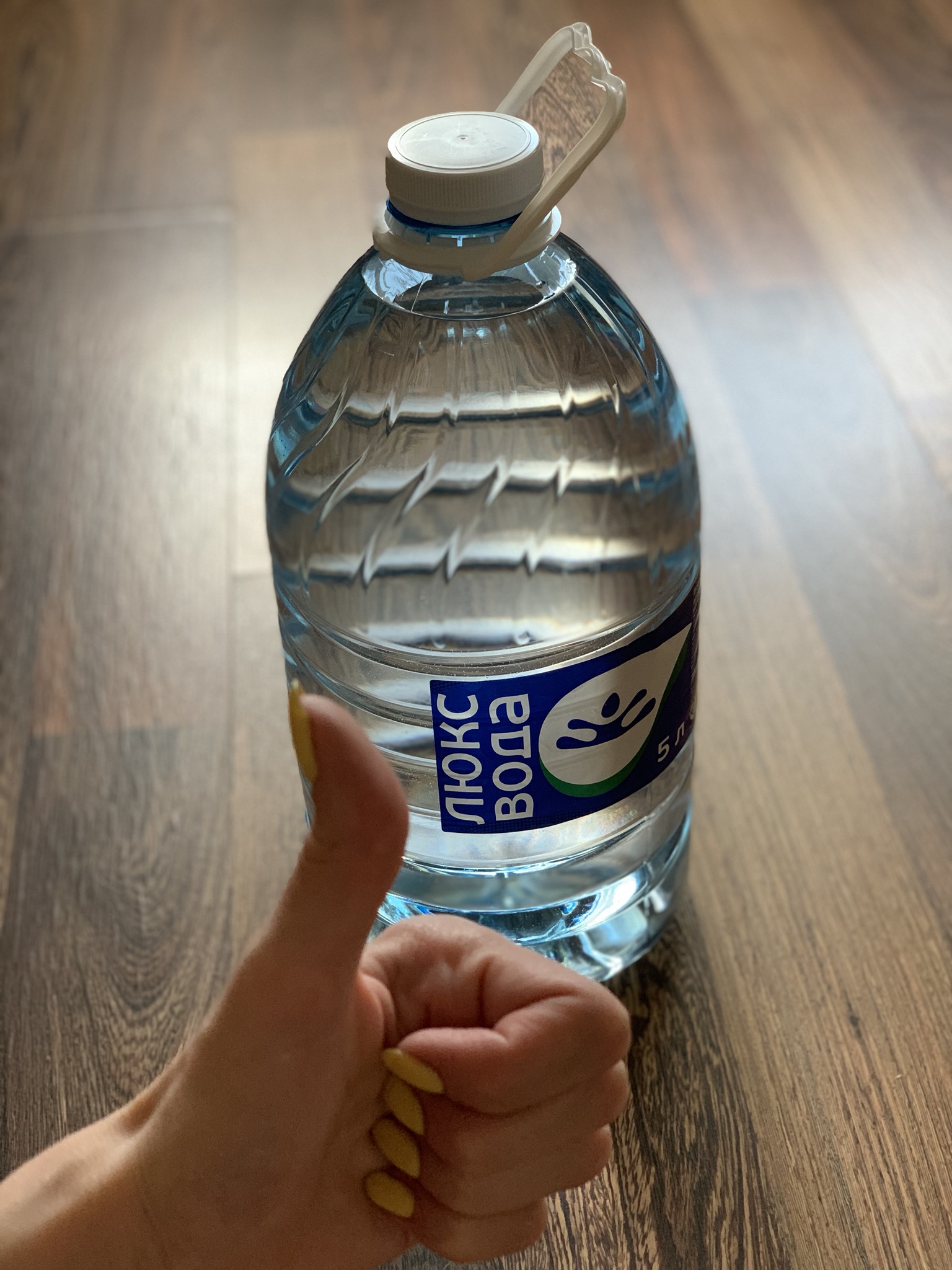Вода екатеринбург отзывы. Вода питьевая Люкс. Вода 5 литров. Бутылка Люкс вода. Баклажка воды Люкс.