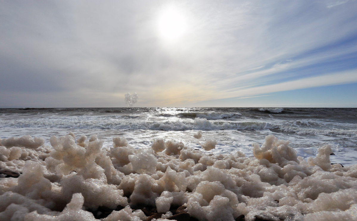 Смех у белого моря. Белое море фото. Белое море в ноябре. Затопленные объекты в белом море. На белый день море.