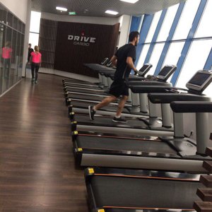 Фитнес на первомайской. Drive Fitness Ольховский парк. Drive Fitness Кортео. Drive Fitness Первомайская. Drive Fitness Екатеринбург парк Хаус.