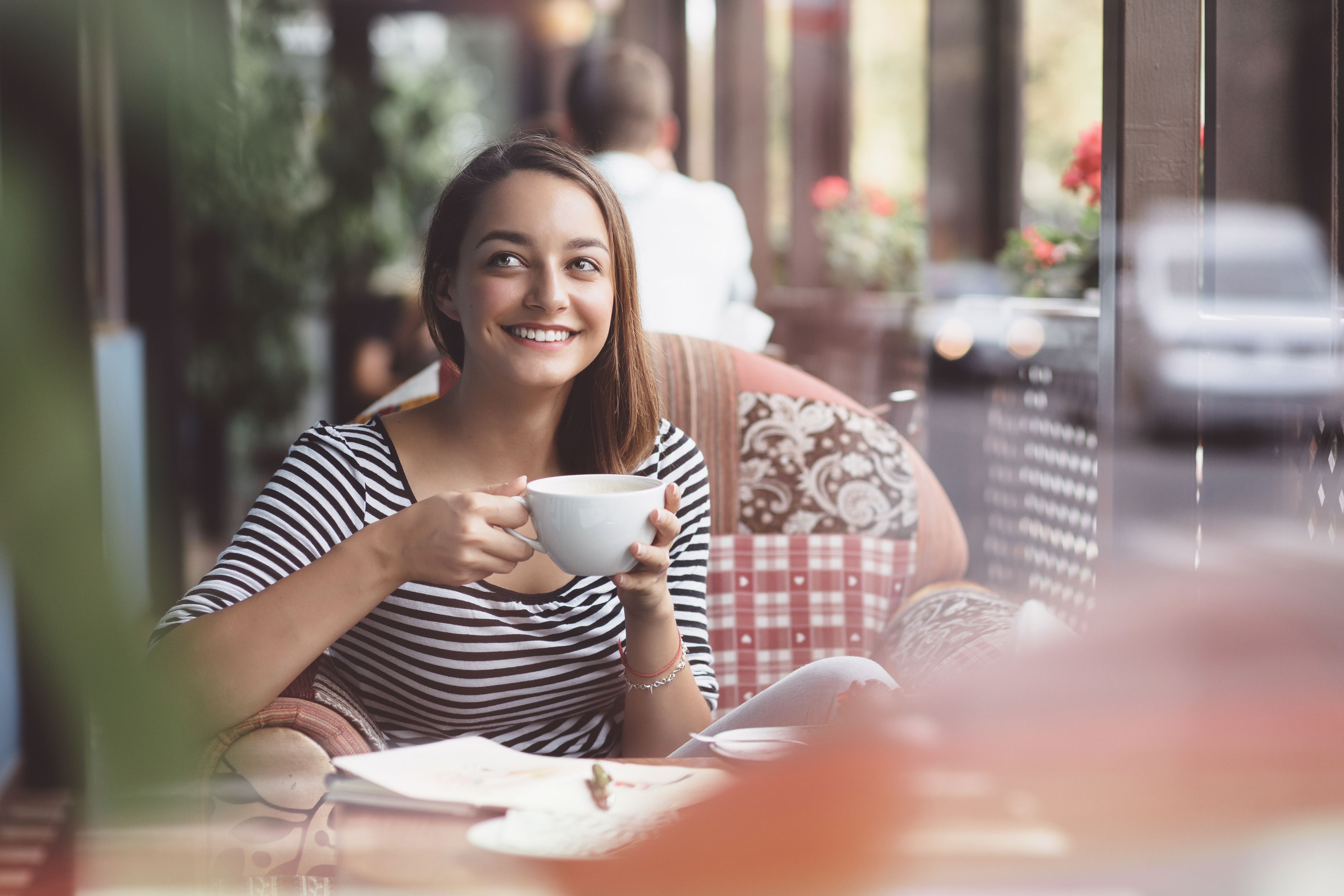 Drinking coffee. Девушка в кафе. Девушка с кофе. Девушка в кафе улыбается. Девушка в кофейне.