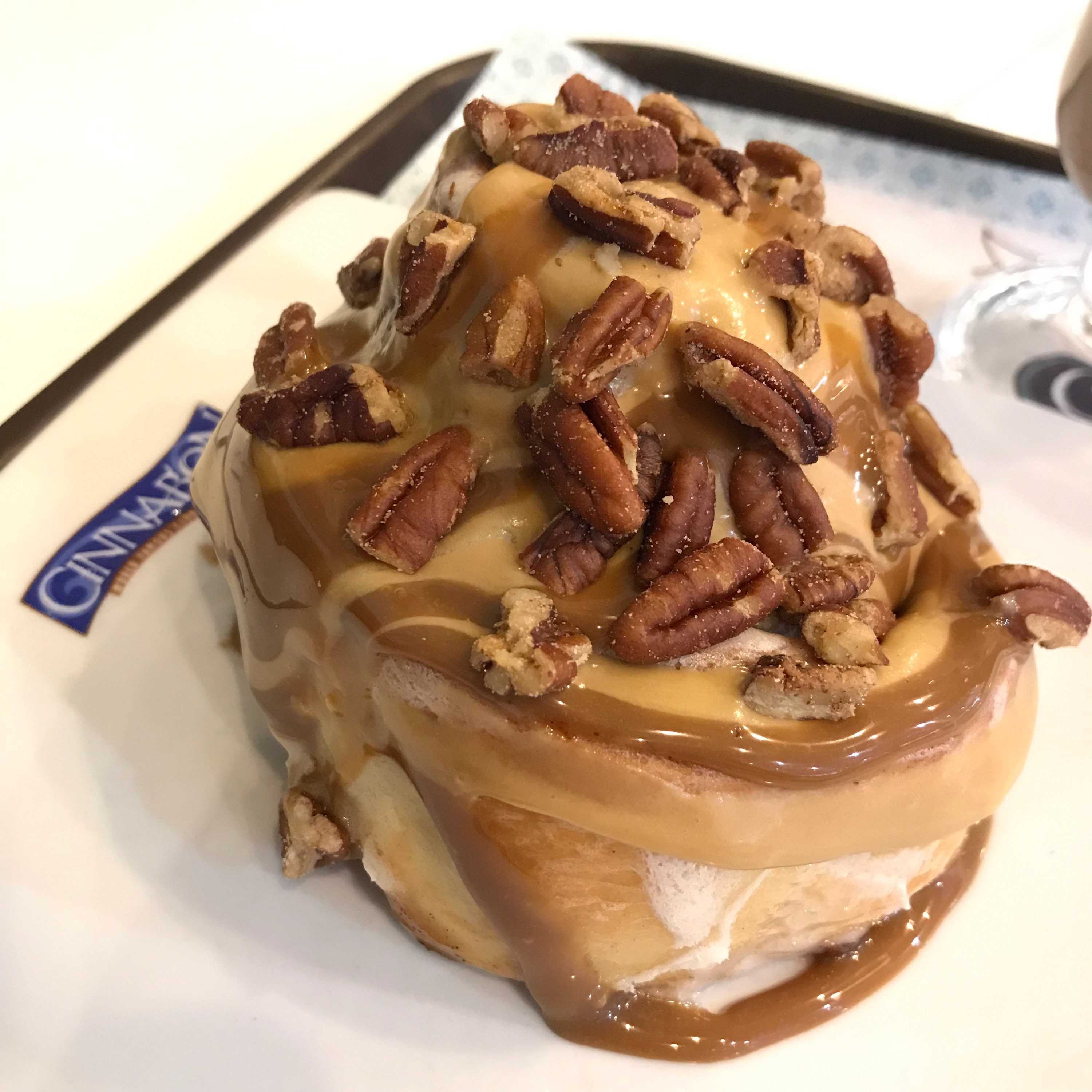 Синнабоны с карамелью. Синнабон пекан. Cinnabon Пеканбон. Синнабон кленовый пекан. Синнабон Карамельный.